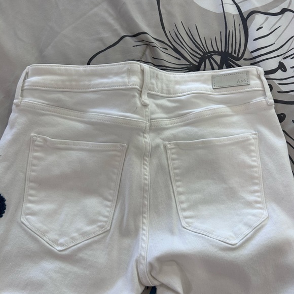 ABERCROMBIE & FITCH • White Jeans w/ Blue Embroider Flowers • sz 29/8 - Picture 6 of 11